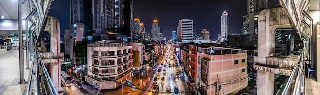 Bangkok, Tailandia, 5 de abril de 2019; Estación de enlace con el aeropuerto en la terminal Ratchaprarop, por la noche con vistas a la ciudad.