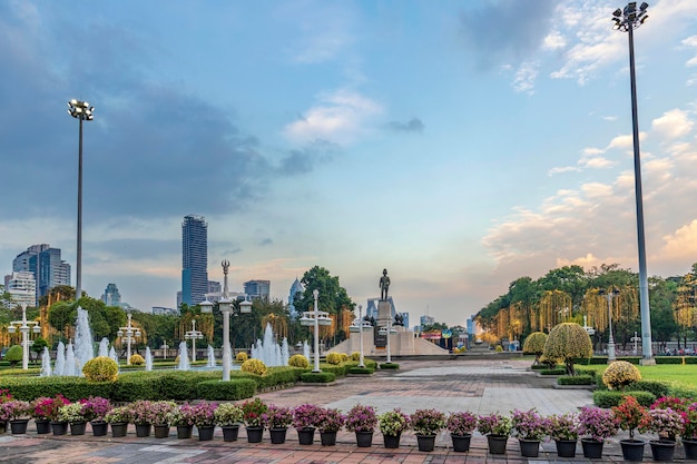 Foto bangkok tailândia 8 de dezembro de 2022 monumento do rei rama vi localizado em frente ao parque lumpini há uma bela decoração com luzes devido à feira anual da cruz vermelha realizada em 818 de dezembro de 2022