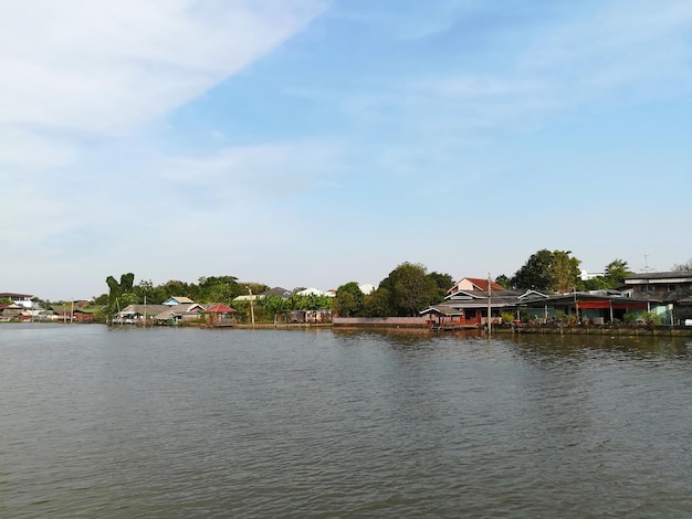 Bangkok Tailândia Vista em frente ao cais de barcos à tarde no rio Chao Phaya