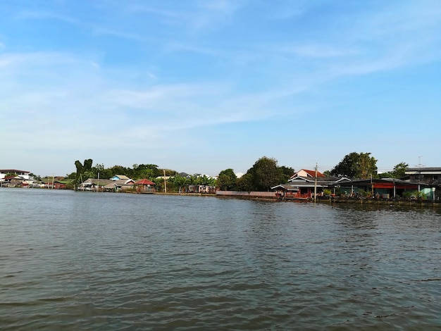 Bangkok, Tailandia, vista enfrente del muelle del barco en la tarde sobre el río Chao Phaya