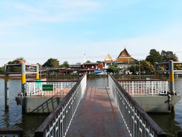 Bangkok, Tailandia, vista enfrente del muelle del barco en la tarde sobre el río Chao Phaya