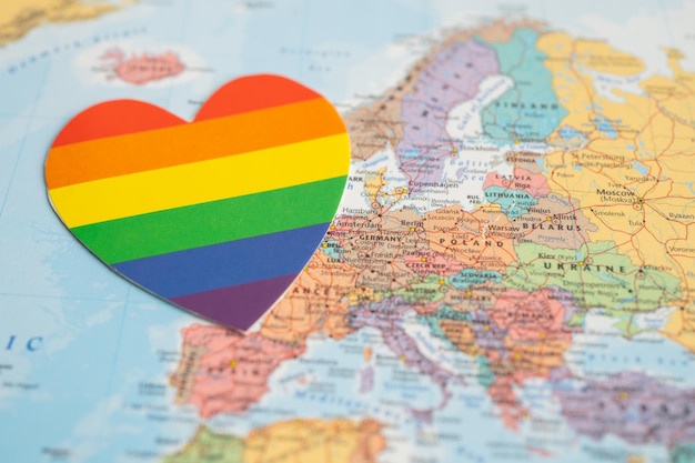 Bangkok Thailand 1. Juni 2022 Regenbogenfarbenes Herz auf dem Hintergrund der Weltkarte LGBT Pride Month feiert jährlich im Juni das Symbol der Menschenrechte und des Friedens von schwul-lesbischen bisexuellen Transgendern