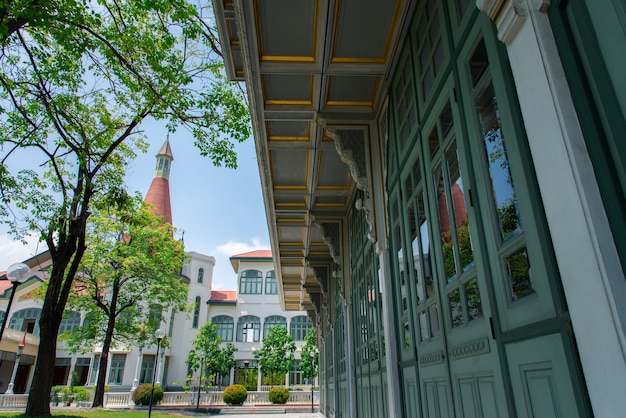 Foto bangkok, thailand - 1. mai 2017: der phya thai palace oder royal phya thai palace (phra ratcha wang phaya thai) liegt am ufer des samsen-kanals an der rajavithee road im stadtteil ratchathewi bangkok.