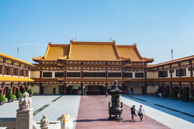 Bangkok, thailand-15. November 2020: Unbekannte Menschen im Foguangshan-Thaihua-Tempel thailand.Fo Guang Shan ist eine der vier großen buddhistischen Organisationen in Taiwan