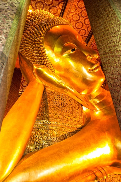 BANGKOK THAILAND 30. JAN 2011 Liegende Buddha-Figur im buddhistischen Tempelkomplex Wat Pho in Bangkok Thailand