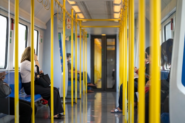 Bangkok Thailand 6. Mai 2020 Bangkok Airport Rail Link ARL in der Coronavirus COVID19-Periode Sie betreffen die Politik der sozialen Distanzierung, indem sie Klebeband auf dem Sitzboden im Zug Bangkok Thailand markieren