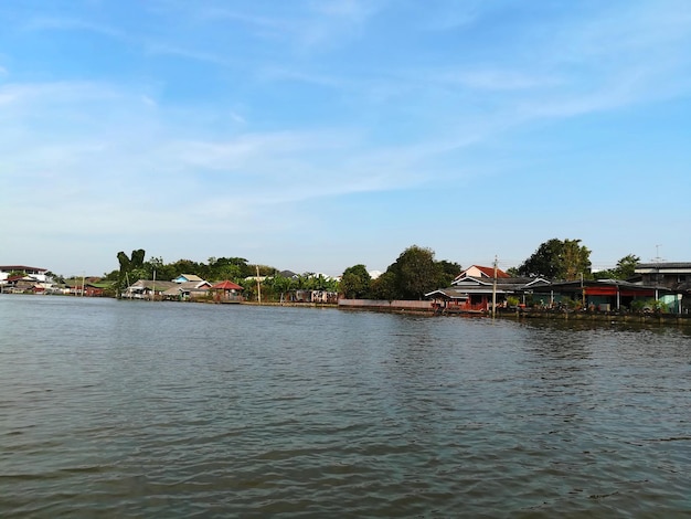 Bangkok Thailand Blick gegenüber der Bootsanlegestelle am Nachmittag am Fluss Chao Phaya
