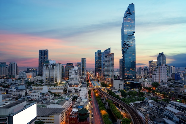 Foto bangkok vor sonnenuntergang mit modernem geschäftsgebäude von der draufsicht in bangkok, thailand.