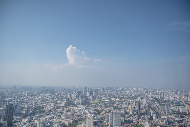Bangkokthailand16042022Bangkok vista del paisaje urbano desde la parte superior del edificio y reflejo en el espejo en la ciudad de bangkok