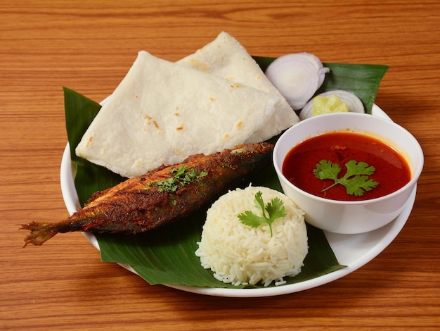 Bangla Fish thali de uma cozinha indiana consiste em lentilhas de arroz cozido no vapor e roti foco seletivo