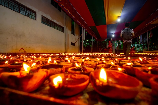 Foto bangladesch, 13. oktober 2019 zahlreiche bunte kerzen brennen im buddhistischen tempel des buddhistischen tempels ujani para in bandarban, bangladesch