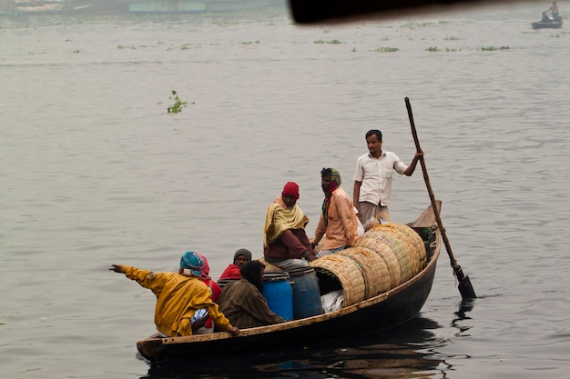 Bangladesch 6. Januar 2014 Schiffer befördern Passagiere am nebligen Winternachmittag auf dem Fluss Buriganga