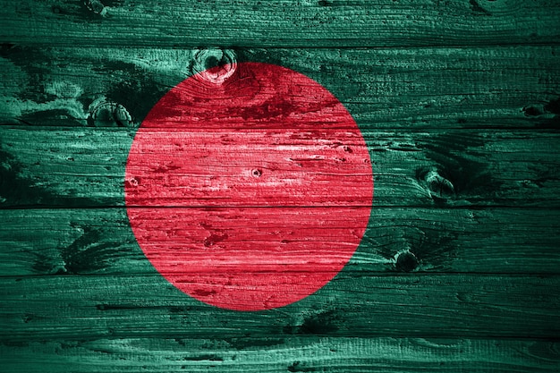 Bangladesch-Flagge auf Holzbohlen Hintergrund Holzfahne