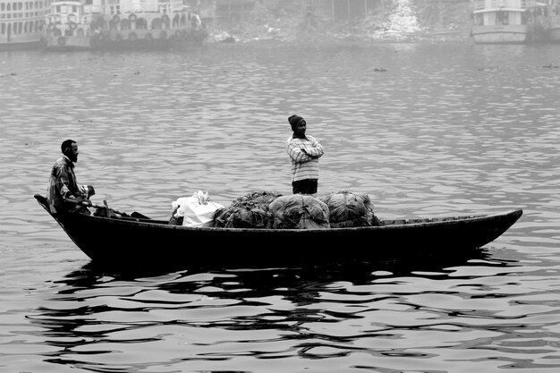 Bangladesh 06 de enero de 2014 Los barqueros transportan pasajeros en una tarde neblinosa de invierno en el río Buriganga