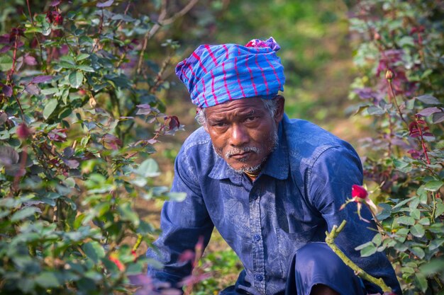 Bangladesh 06 de febrero de 2020 un retrato de un agricultor de rosas en Savar Dhaka