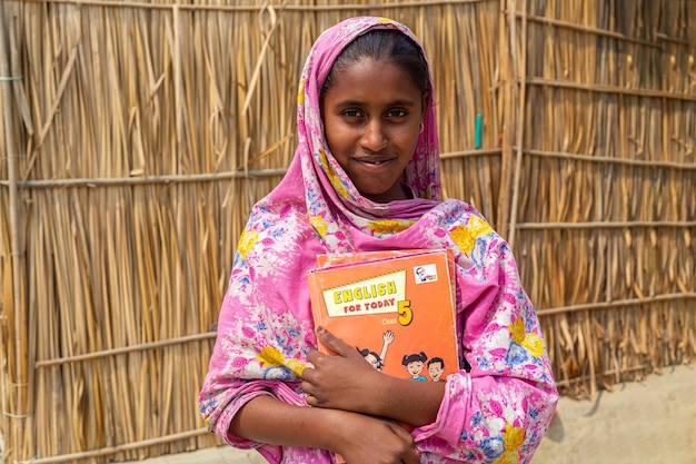 Bangladesh 06 de marzo de 2021 Retrato de un joven estudiante de la aldea Akhi akther 16 sosteniendo un libro 39English for Today39 en Majherchor Chandpur Chittagong