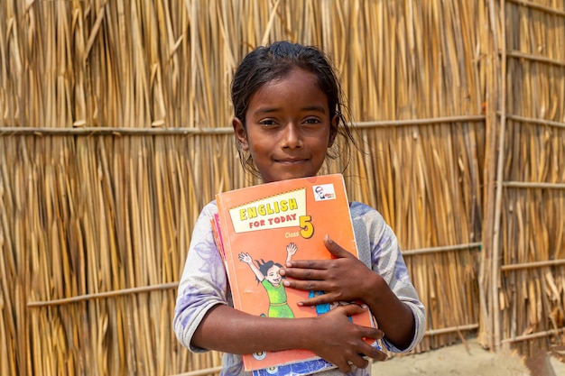 Bangladesh 06 de marzo de 2021 Retrato de un joven estudiante de aldea Brithi de 9 años que sostiene un libro 39English for Today39 en Majherchor Chandpur Chittagong