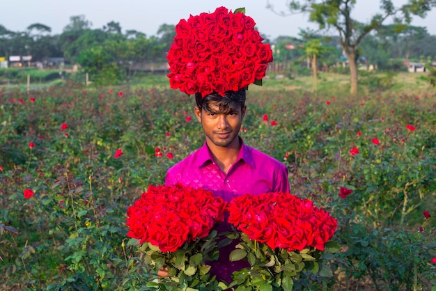 Bangladesh 07 de diciembre de 2017 Un agricultor de flores en un pueblo llamado Golap Gram cerca de Dhaka está recogiendo flores de su jardín para venderlas en Savar Dhaka