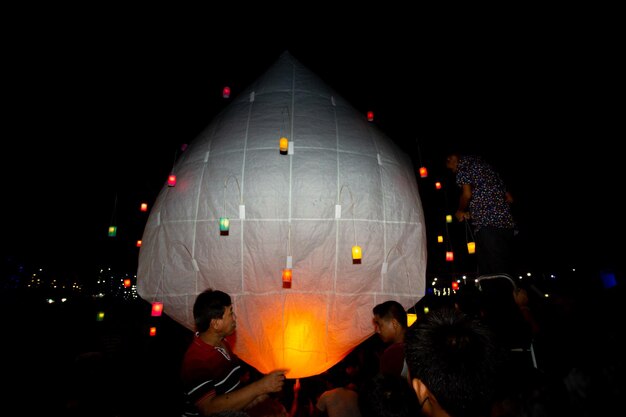 Foto bangladesh 12 de octubre de 2019 la gente intenta encender linternas de papel en el festival de la luna llena de proberona en keang mor bandarban bangladesh