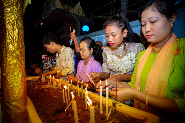 Foto bangladesh, 13 de outubro de 2019, adoradores estão acendendo velas no templo budista rajguru em keang mor bandarban bangladesh