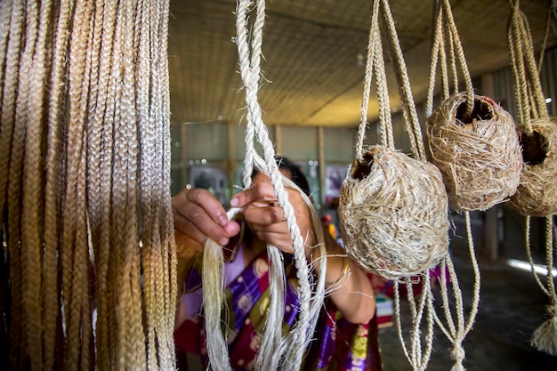 Bangladesh, 13 de mayo de 2018, las mujeres artesanas están haciendo una cuerda con las fibras de un árbol de plátano en Madhupur Tangail