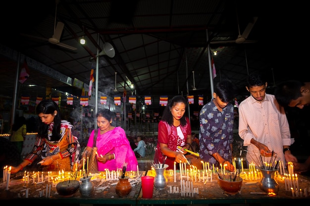 Bangladesh 13 de octubre de 2019 Los devotos budistas están encendiendo velas en un templo budista durante el festival de la luna llena de Proberona en Ujani Para Bandarban Bangladesh