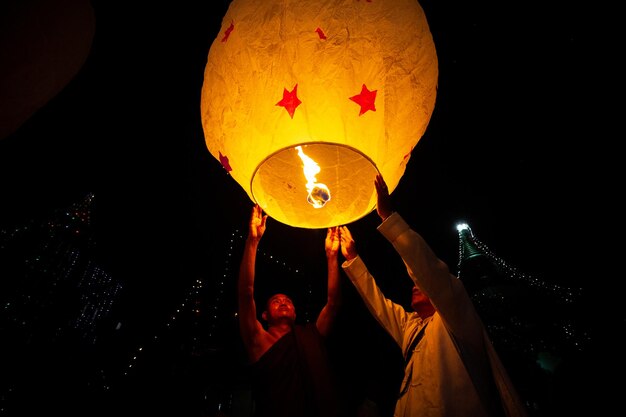 Bangladesh 13 de octubre de 2019 Devotos budistas intentan volar linternas de papel con motivo del festival Probarona Purnima en Bandarban Bangladesh