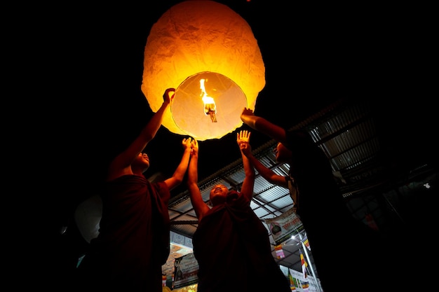 Bangladesh 13 de octubre de 2019 Devotos budistas intentan volar linternas de papel con motivo del festival Probarona Purnima en Bandarban Bangladesh