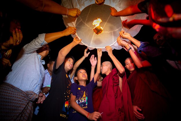 Bangladesh, 13 de octubre de 2019, la familia de devotos budistas libera linternas del cielo para adorar las reliquias de Buda en el festival Probarona Purnima en Bandarban, Bangladesh