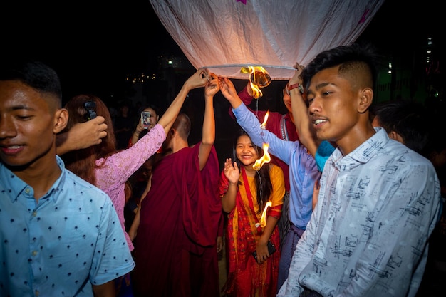 Bangladesh, 13 de octubre de 2019, la familia de devotos budistas libera linternas del cielo para adorar las reliquias de Buda en el festival Probarona Purnima en Bandarban, Bangladesh