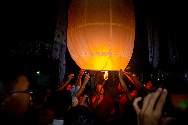 Foto bangladesh, 13 de octubre de 2019, la familia de devotos budistas libera linternas del cielo para adorar las reliquias de buda en el festival probarona purnima en bandarban, bangladesh