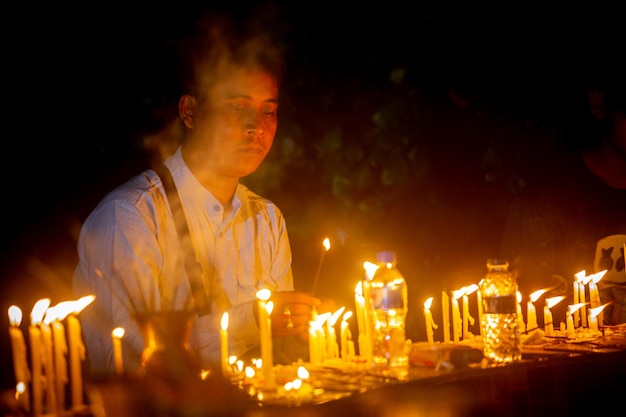 Bangladesh 13 de octubre de 2019 Los fieles encienden velas en el templo budista Rajguru en Keang Mor Bandarban Bangladesh