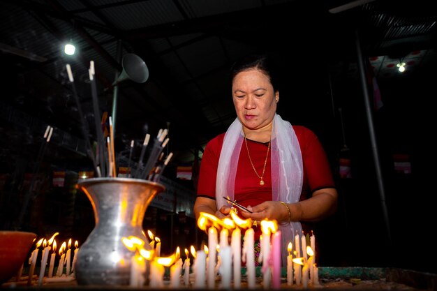 Bangladesh el 13 de octubre de 2019 una mujer budista está encendiendo velas en el templo budista Ujani Para en Bandarban Bangladesh