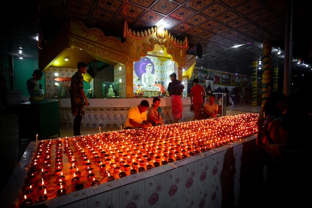 Bangladesh 13 de octubre de 2019 Un niño sostiene una vela para honrar la iluminación del nacimiento y el paso de Buda en el Templo Budista Ujani Para al festival Probarona Purnima en Bandarban Bangladesh