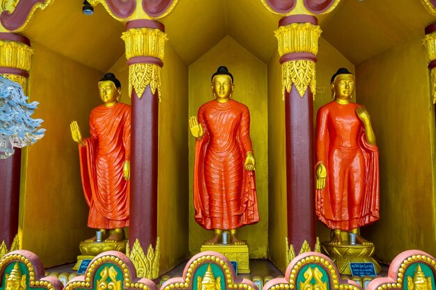 Bangladesh, 14 de outubro de 2019, ídolos de monges budistas podem ser vistos na entrada do Templo Dourado em Balaghata Bandarban Bangladesh