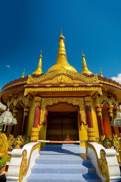 Bangladesh 14 de octubre de 2019 La vista vertical del Templo Dorado Budista en Bandarban Bangladesh