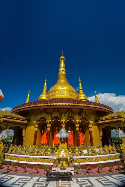 Bangladesh 14 de octubre de 2019 La vista vertical del Templo Dorado Budista en Bandarban Bangladesh