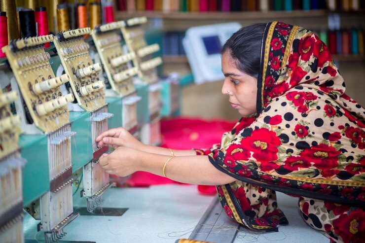 Bangladesh 6 de agosto de 2019 Una trabajadora de prendas de vestir de Bangladesh que trabaja con una máquina de bordar computarizada en Madhabdi Narsingdi Bangladesh