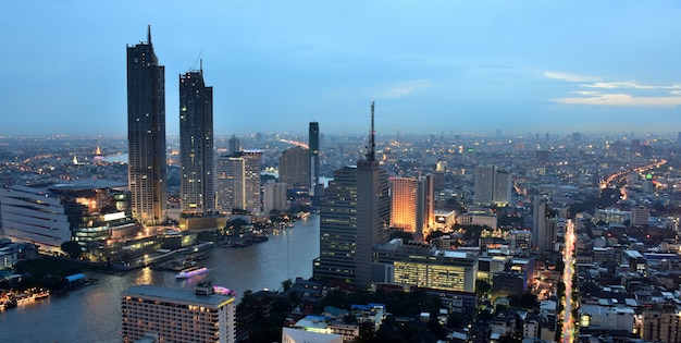 Banguecoque e rio de Chao Phraya durante a noite. Aprecie a bela paisagem e luz.