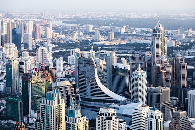 BANGUECOQUE, TAILÂNDIA - 9 DE NOVEMBRO DE 2014: Vista do pôr do sol de Banguecoque da plataforma de observação da Torre Baiyoke, Tailândia