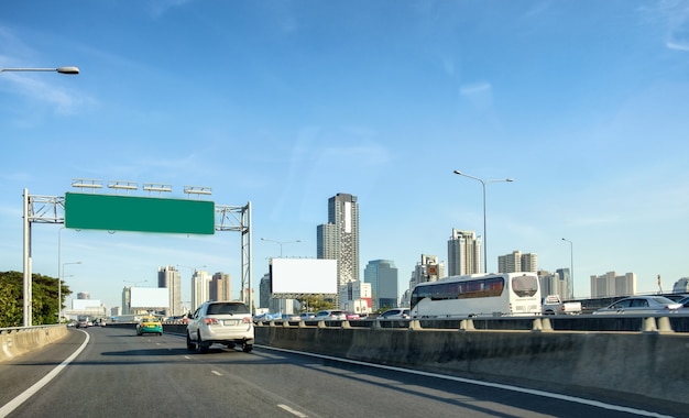 Banguecoque urbana capital com construção de torre na ponte