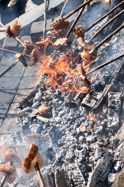 Banha defumada (Slanina), salsichas e pão cozido no fogo.