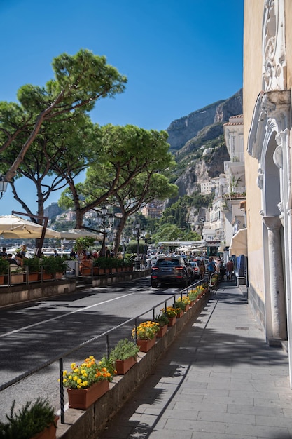 Banhado no sol de verão italiano, o aterro na cidade turística de Amalfi Itália