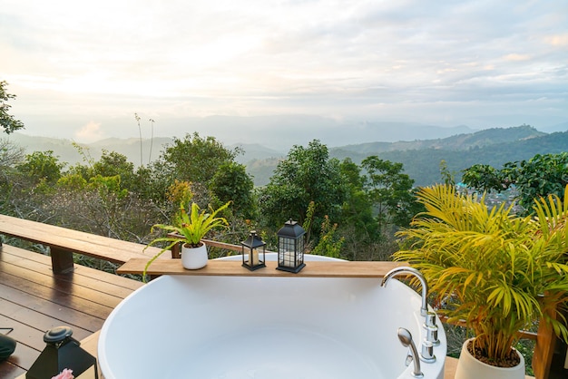 Banheira ao ar livre com belo fundo de vista para a montanha