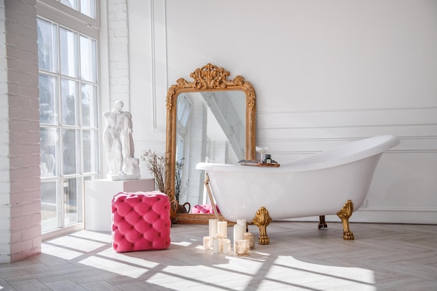 Banheira autônoma projetada no banheiro moderno de luxo