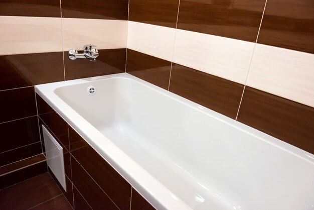 Banheira branca luxuosa no banheiro com interior de cerâmica