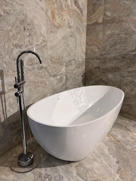 Banheira de cerâmica moderna Banheira branca em interior de banheiro minimalista