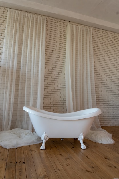 Banheira elegante com cortinas em close-up, design moderno