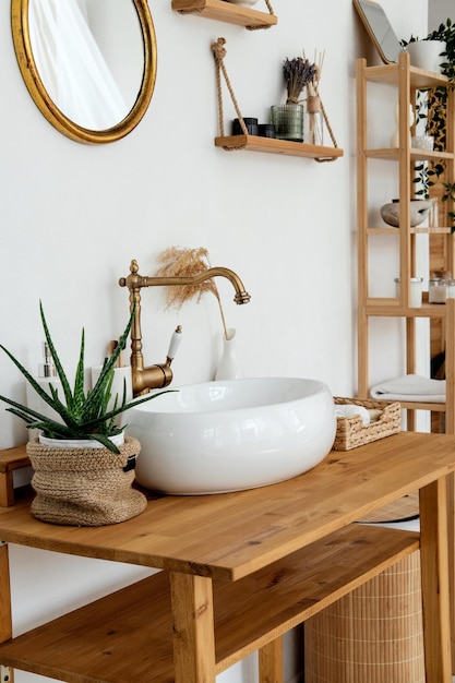 Banheiro branco moderno com lavatório e planta de casa estilo escandinavo Banheiro em estilo ecológico