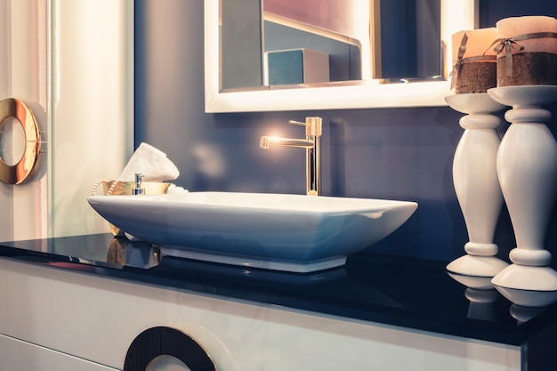 Banheiro clássico retrô azul escuro interior limpo e elegante designer retrô banheiro retrô